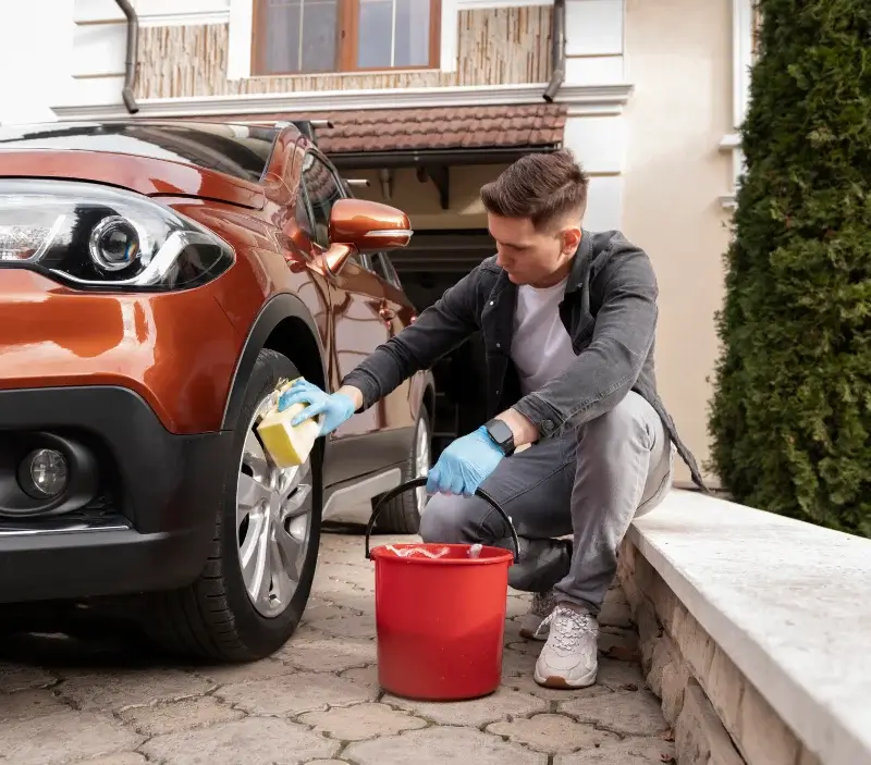 Lavage auto à domicile Le Douhet : professionnel intervenant sur un véhicule